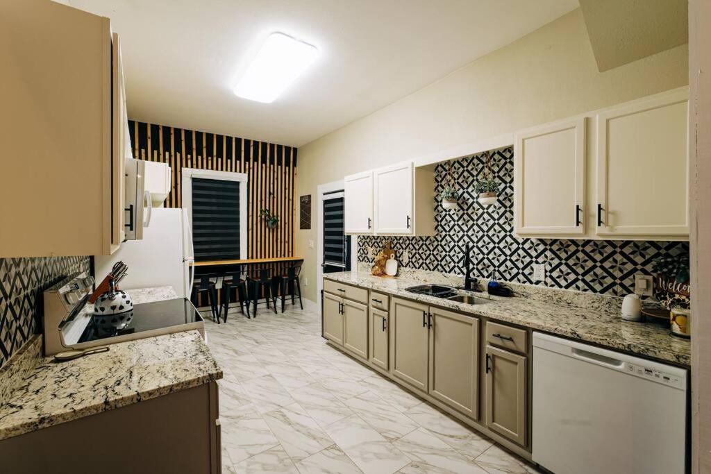 Close To Downtown San Antonio,Tx With Private Backyard And Firepit Exterior photo